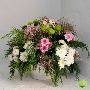 Composición floral redonda en color blanco, rosa y fucsia