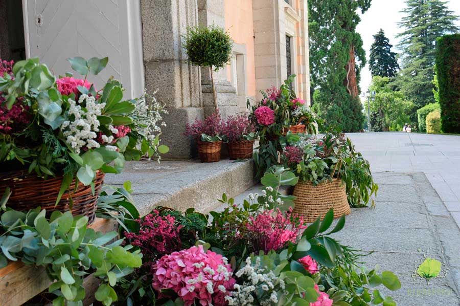 Portada de Iglesia Decorada con Flores por Blumenaria